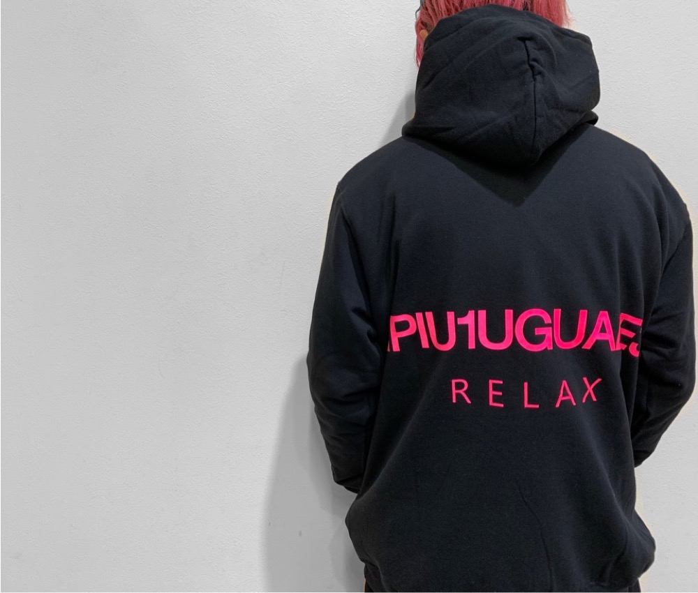1PIU1UGUALE3 RELAX ネオンカラーバックロゴプルオーバー